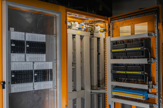 Gebäudeleittechnik von Delta Controls im Schaltschrank