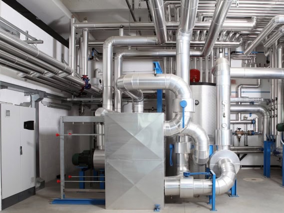 Automatisierte Heizungsanlage im Kesselraum mit intelligenter HLK‑Steuerung